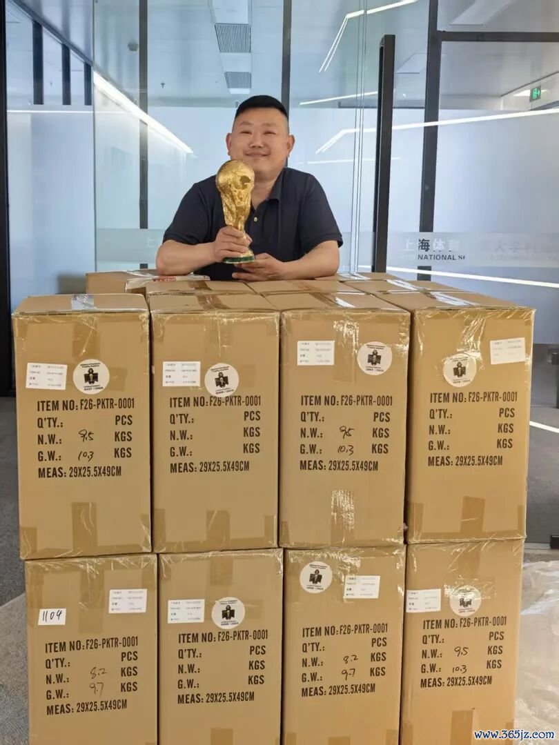 熊小锋与自家公司的放纵神杯复成品合影。受访者供图